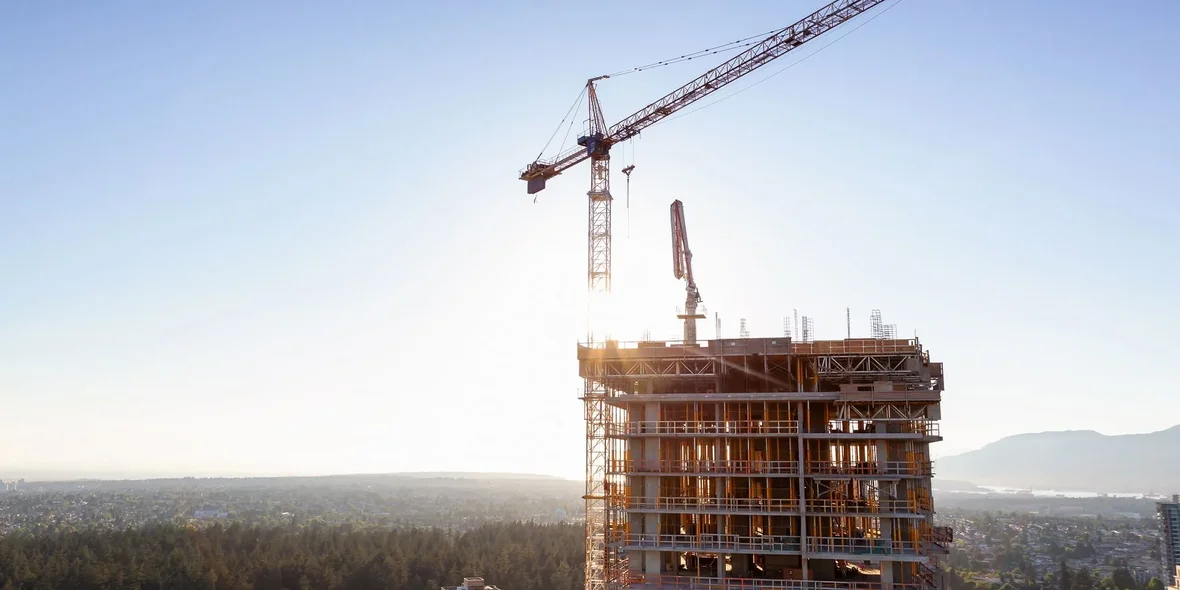 Строящийся дом