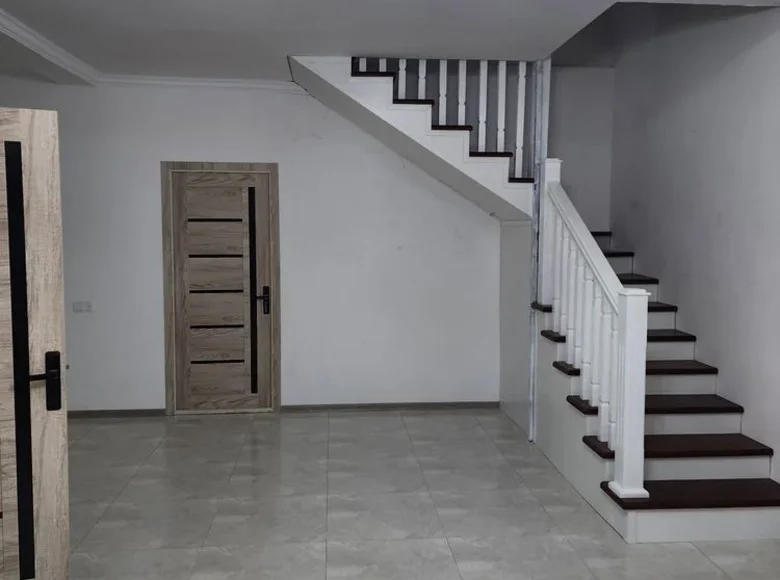 Uy 6 xonalar 240 m² Toshkentda