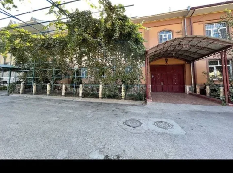Uy 8 xonalar 400 m² in Kuhna Kumaryk, Oʻzbekiston