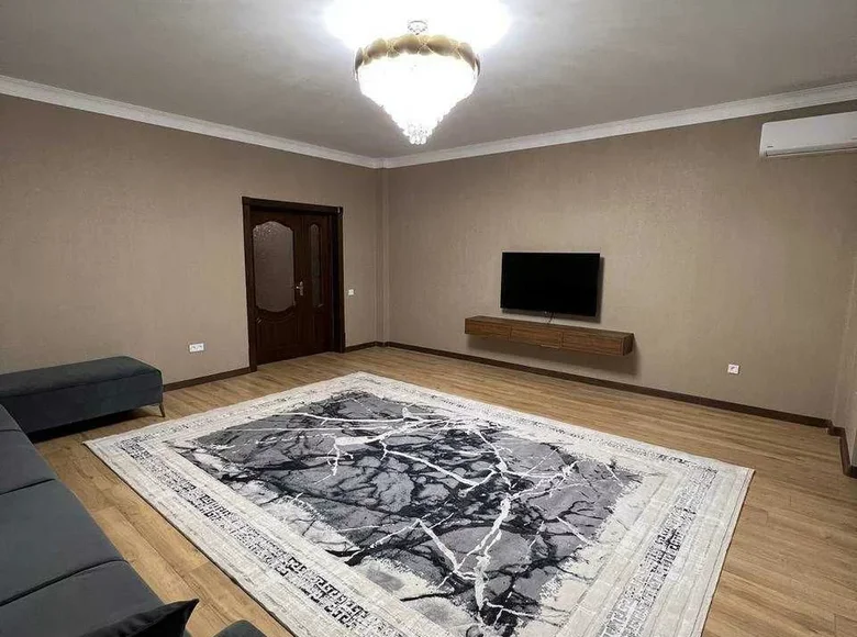 Kvartira 3 xonalar 130 m² Toshkentda, Oʻzbekiston