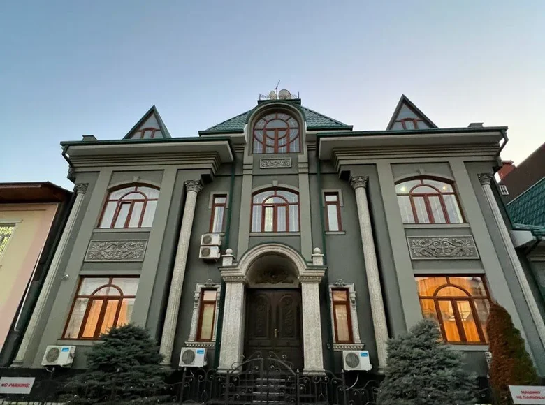 Uy 7 xonalar 680 m² Toshkentda