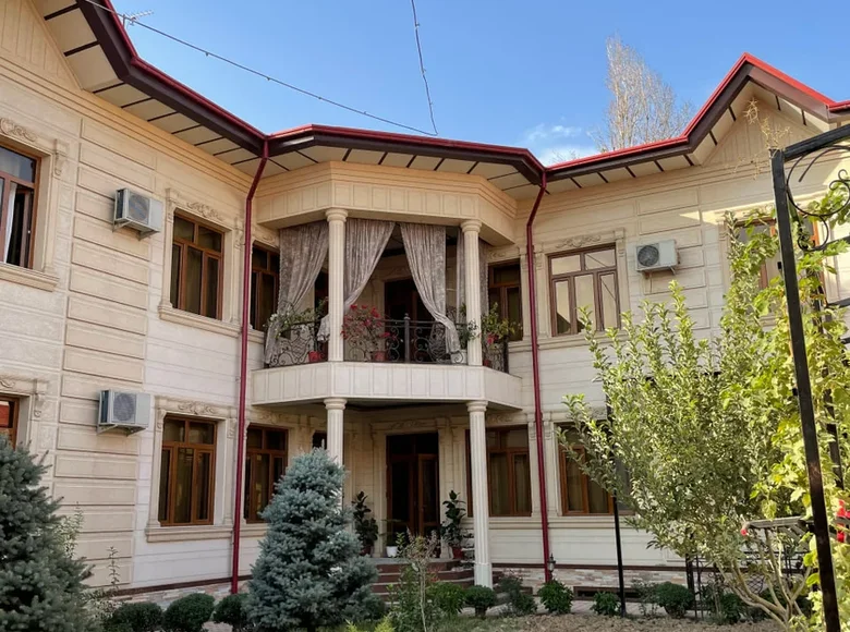 Uy 8 xonalar 750 m² Toshkentda