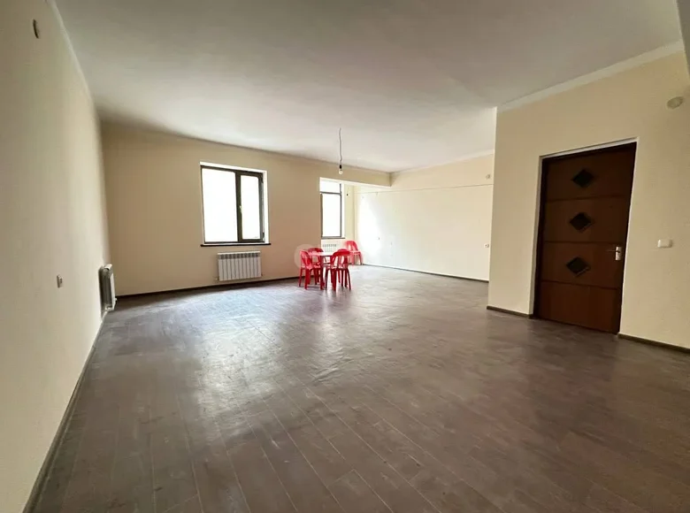 Kvartira 3 xonalar 105 m² Samarqandda