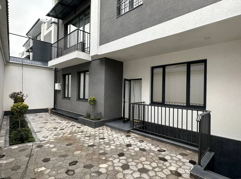 Uy 6 xonalar 460 m² in Konimex tumani