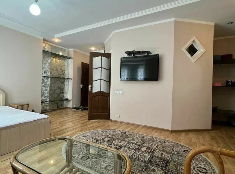 Kvartira 1 xona 42 m² Toshkentda