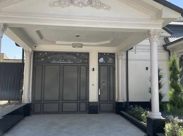 Uy 8 xonalar 270 m² Toshkentda, Oʻzbekiston