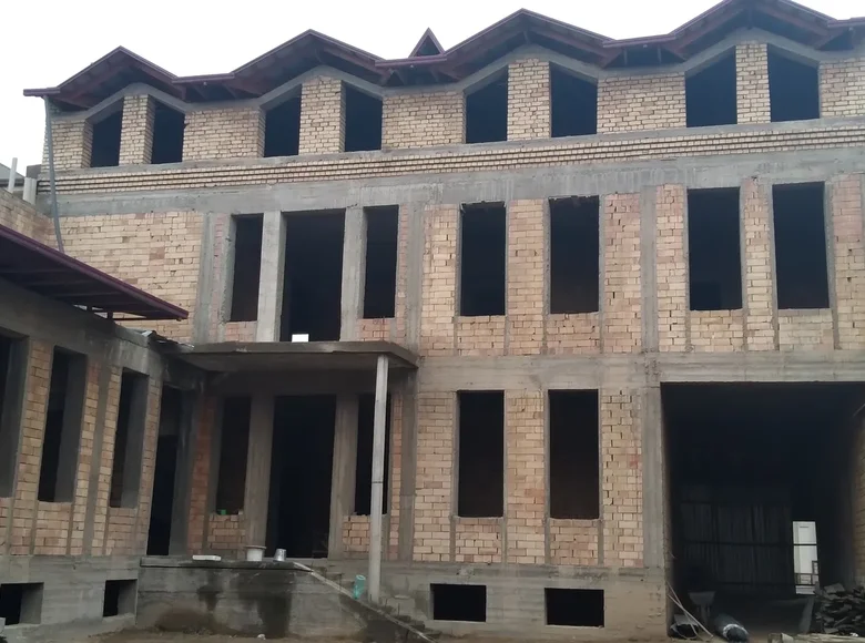 Uy 8 xonalar 1 000 m² Toshkentda