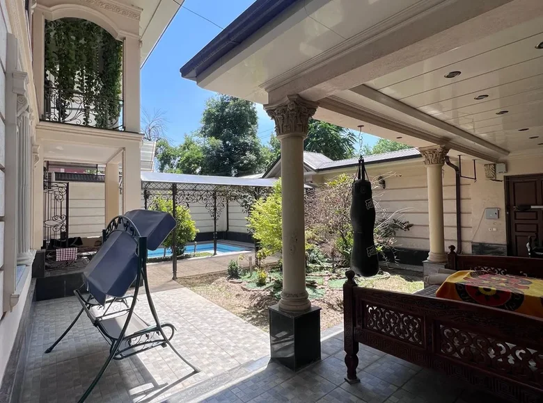 Uy 8 xonalar 1 200 m² Toshkentda, Oʻzbekiston