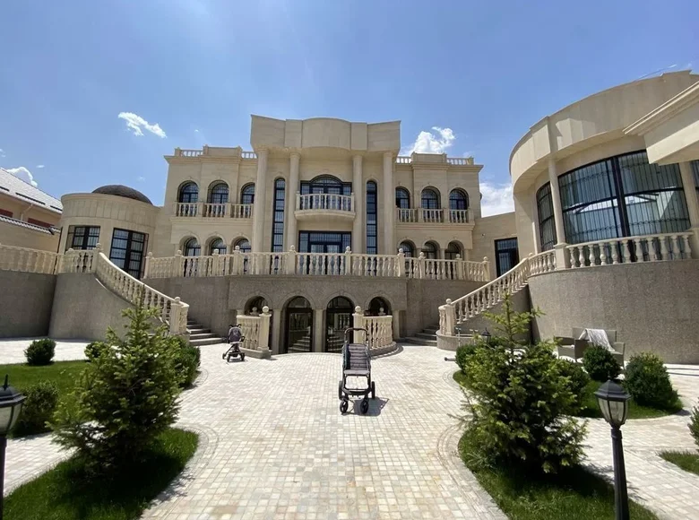 Uy 8 xonalar 700 m² Toshkentda, Oʻzbekiston