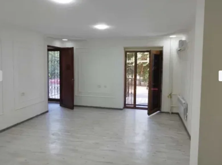 Офисное помещение 90 кв.м из 4 х комнат на 1 м этаже ул.Сайрам Буйук Ипак Йули