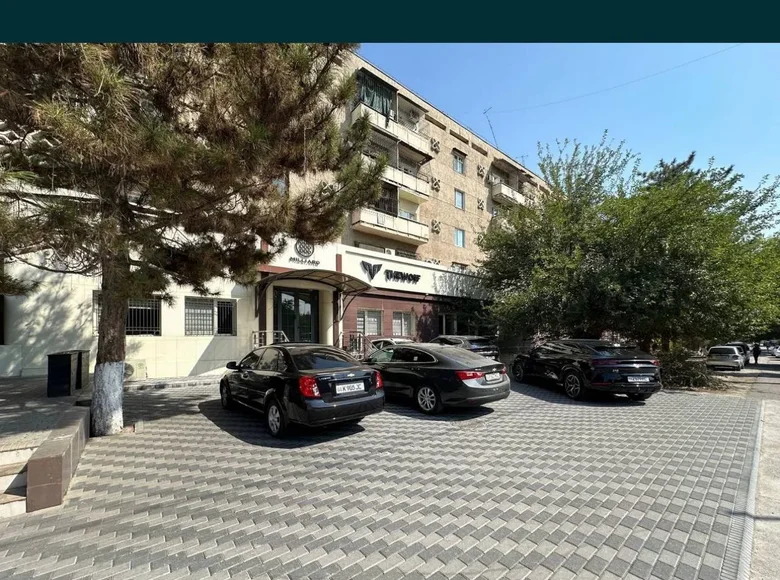 Офисное помещение в элитном районе 326 кв.м по ул.Истикбол