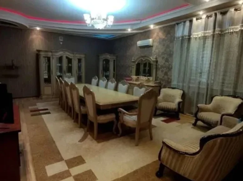 Uy 8 xonalar 550 m² in Konimex tumani