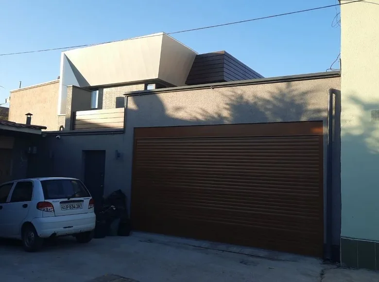 Uy 8 xonalar 4 500 m² Toshkentda, Oʻzbekiston