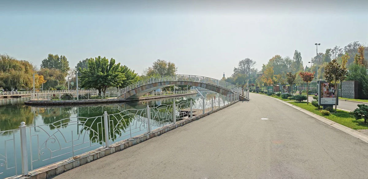 Мост в парке Бабура