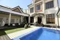 Uy 9 xonalar 500 m² Toshkentda